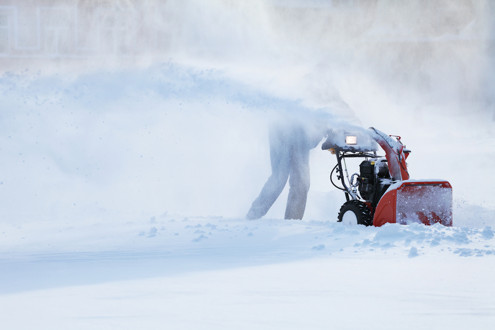 Грамотная эксплуатация электрических и бензиновых снегоуборщиков: как правильно их использовать в различных условиях