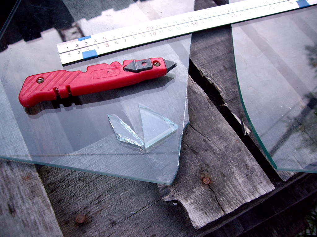 Резка стекла — виды стеклорезов и особенности их применения