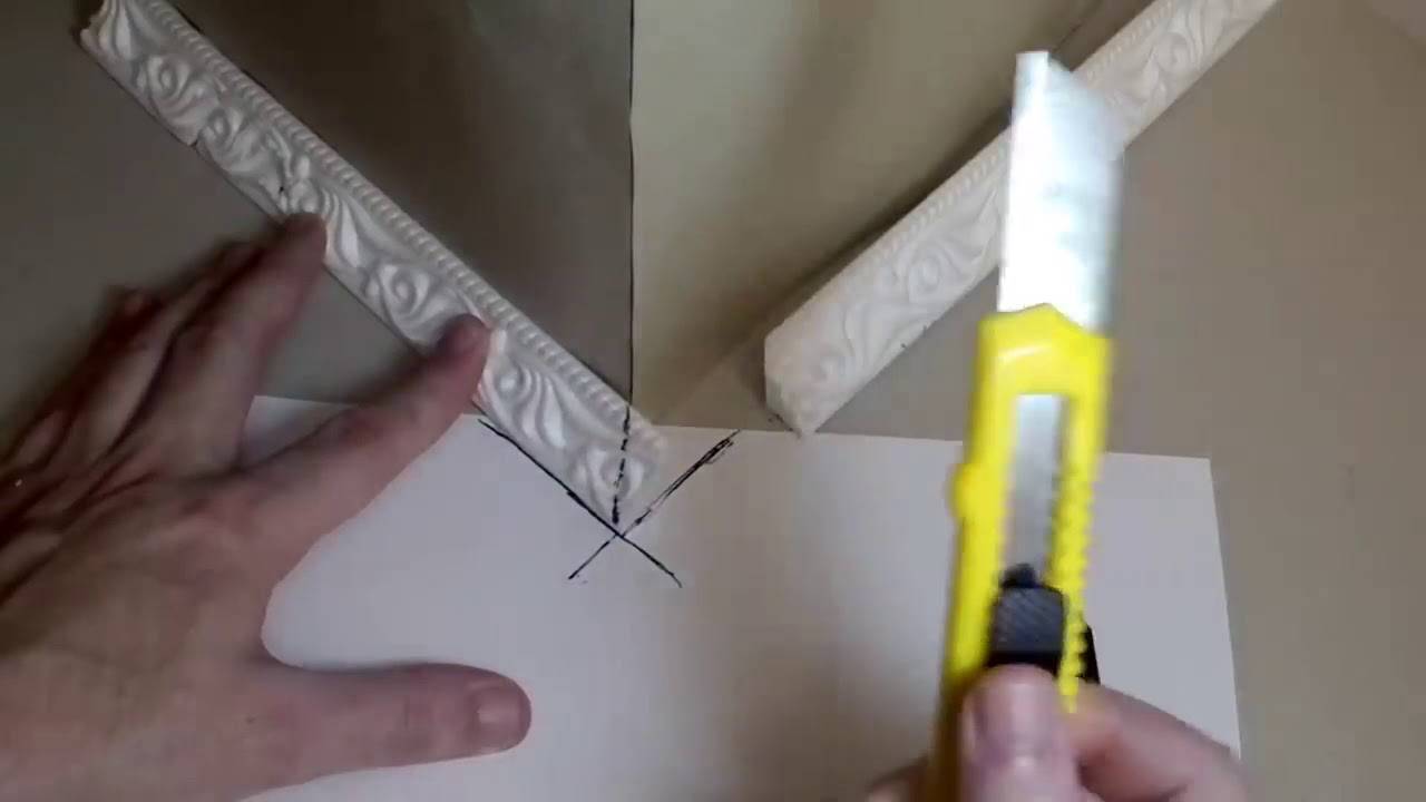 Как правильно резать углы потолочного плинтуса