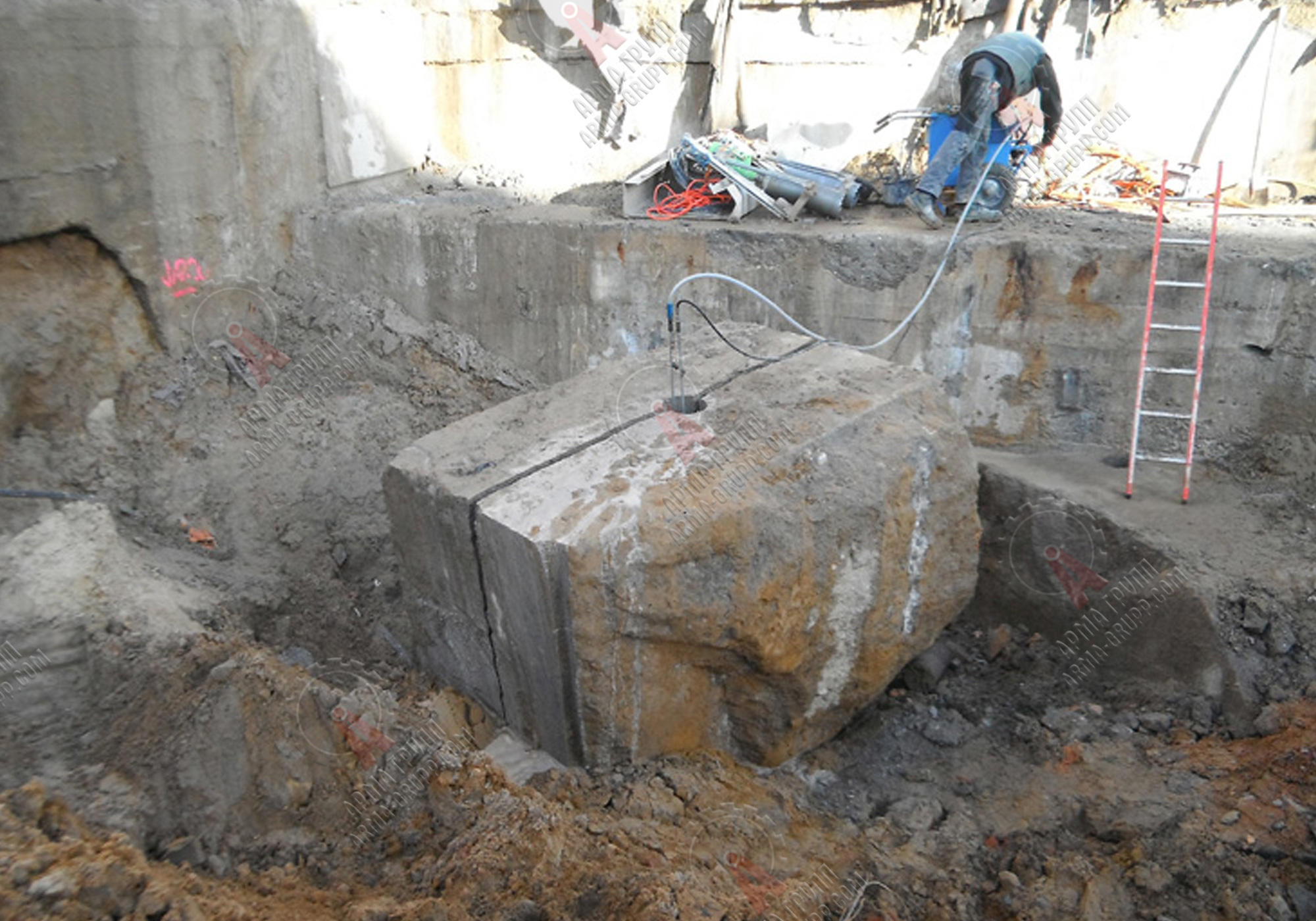 Демонтаж бетона гидроклином