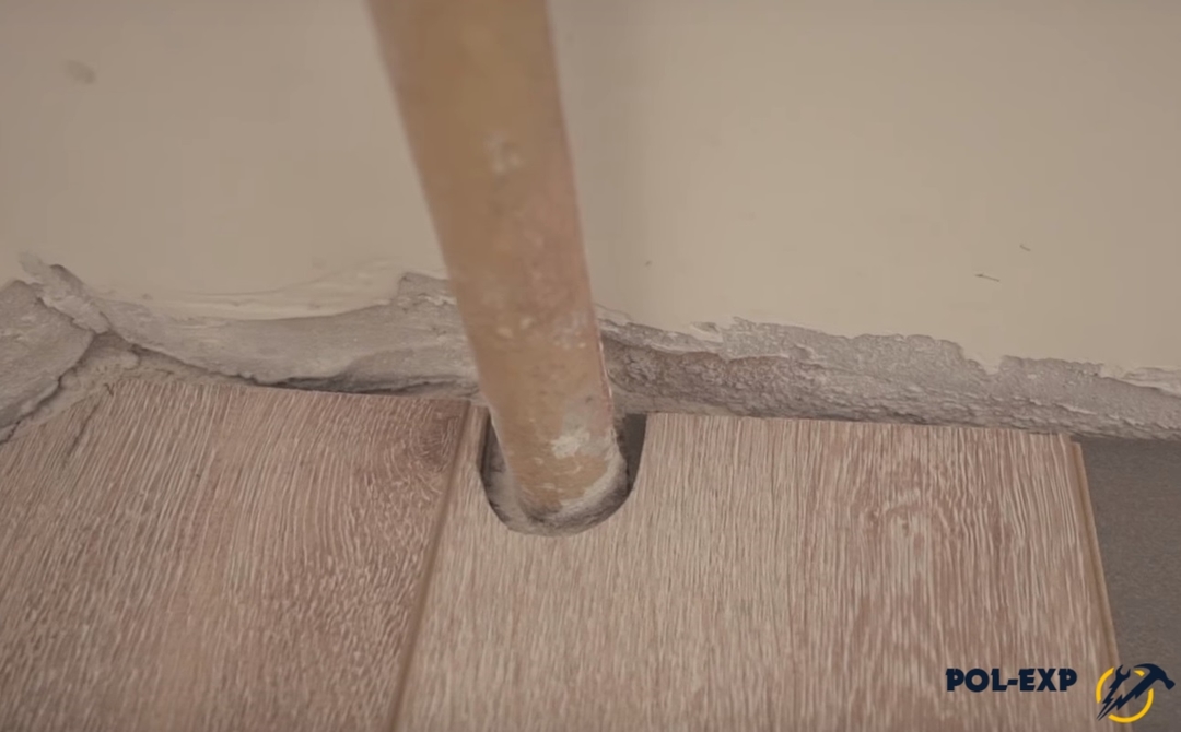 Чем резать ламинат в домашних условиях: под трубу отопления, вдоль стены, можно ли болгаркой, лобзиком, видео