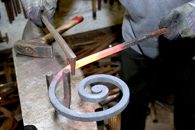 Станки для холодной ковки: как создать художественные элементы из металла – советы по ремонту