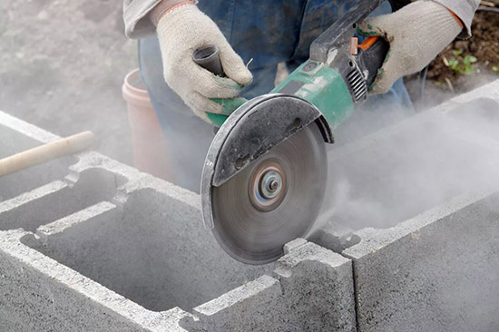 Как резать бетон болгаркой: без пыли, как пилить правильно, шробление стен, выбор инструмента и насадки, определение вида материала, советы и рекомендации