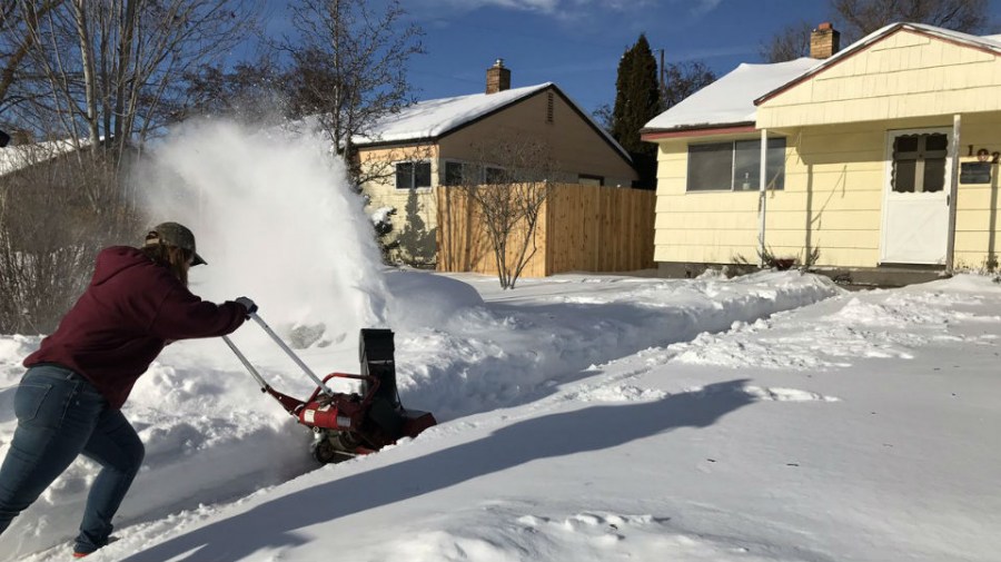 Электролопата или лопата со шнеком: что лучше для уборки снега?