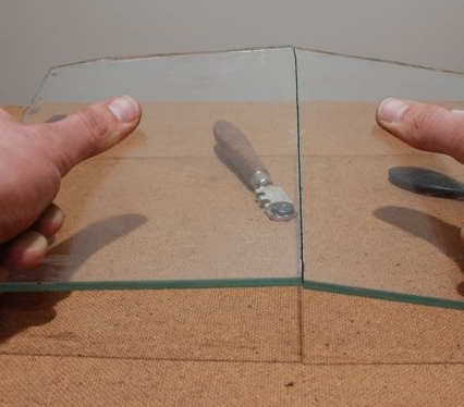 Как резать стекло? гидроабразивная резка и резка лазером. чем и как правильно разрезать каленое и другое стекло? какая технология наиболее пригодна?