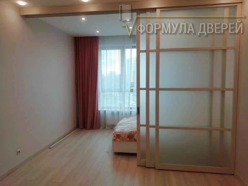 Раздвижные перегородки для зонирования пространства в комнате: обзор удачных идей