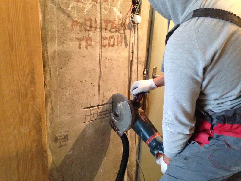 Как проштробить стены под электрику без пыли