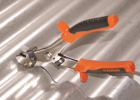 Чем резать металлочерепицу: советы, при укладке на крышу
