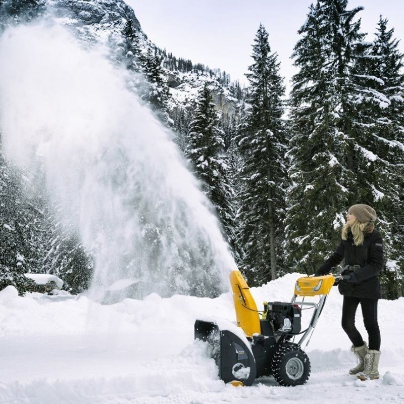 Снегоуборочный аппарат вместо лопаты: выбираем снегоуборщик для дачи