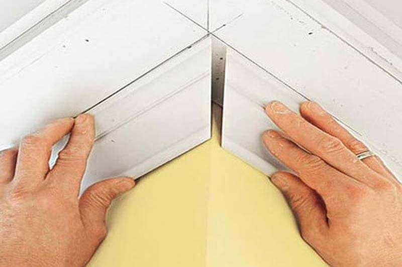 Как правильно зарезать углы на потолочном плинтусе?