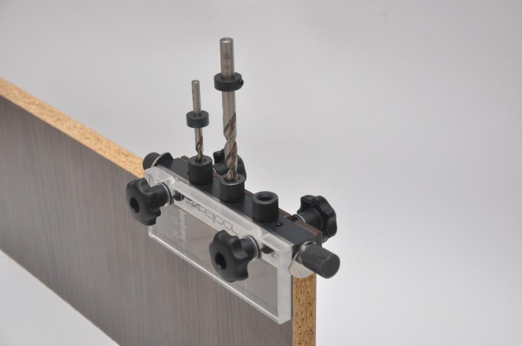 Кондукторы для сверления отверстий под шканты: виды кондукторов для мебельных шкантов, сферы их использования