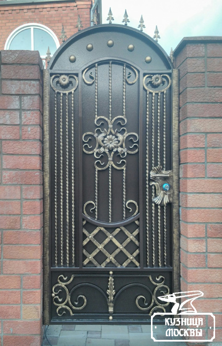 Металлические двери с ковкой
