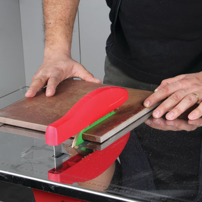 Как резать плитку плиткорезом: как правильно отрезать ручным инструментом керамическую плитку, чем воспользоваться для резки, если нет плиткореза – ремонт своими руками на m-stone.ru