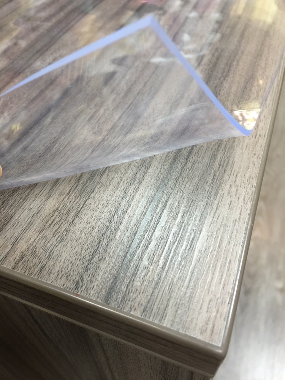 Выбираем защитное стекло на стол, которое предупредит порчу мебели