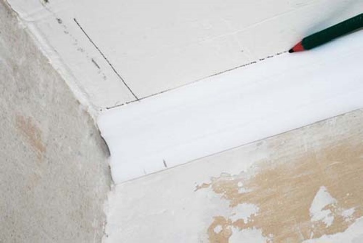 Как резать плинтуса на потолок: углы