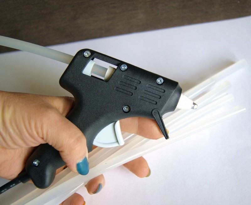 Клеевой пистолет — что можно клеить, виды расходных материалов