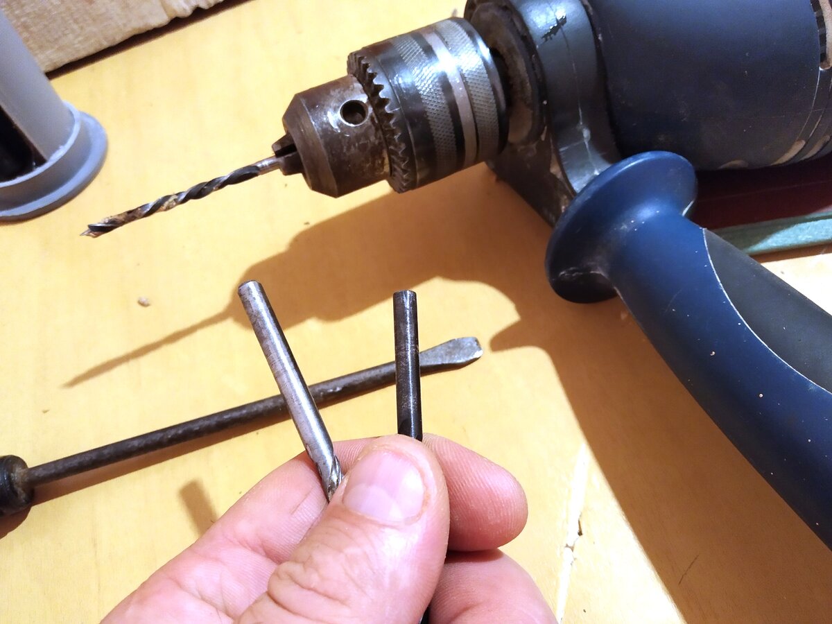 Как пользоваться электродрелью, как вытащить и вставить сверло, что делать, если искрят щётки дрели, видеоинструкции