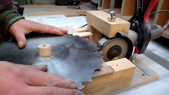 Заточка дисков для циркулярной пилы: как заточить диск для пилы с напайками по дереву своими руками? угол заточки дисков для станка