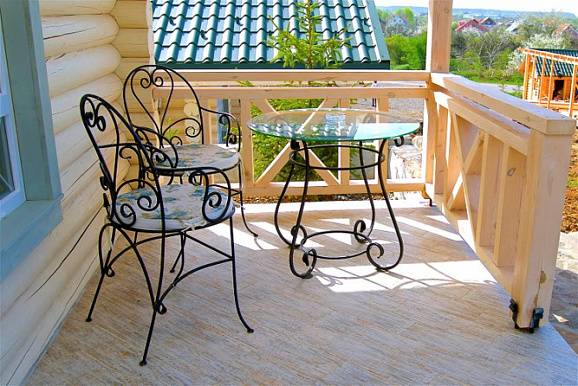 Кованые столы (38 фото): маленькие столики со стеклом, деревянной столешницей и стульями или скамейкой, модели подстолий