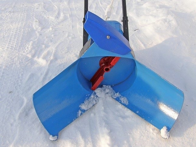 Мотоблок и снегоуборщик в одном (42 фото): особенности насадки для уборки снега, различия роторных снегоуборочных приставок и оборудования с лопатой
