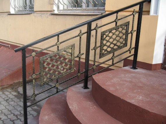 Кованые перила (36 фото): ограждения с ковкой для маршей лестниц, элементы для винтовых конструкций на второй этаж внутри частного дома, эскизы и размеры