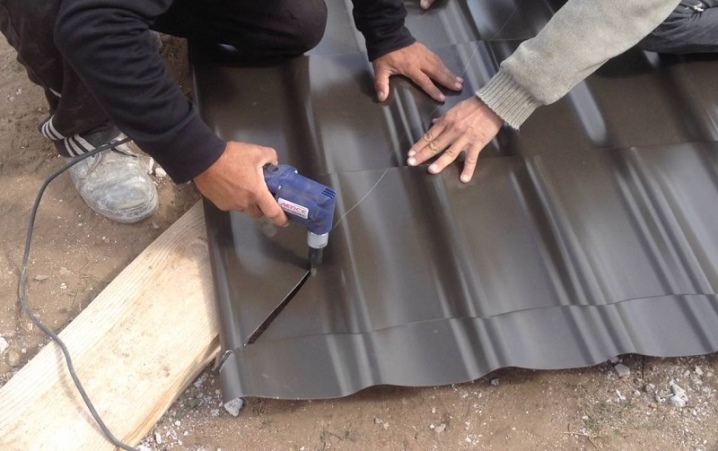 Как покрыть крышу металлочерепицей своими руками пошагово?