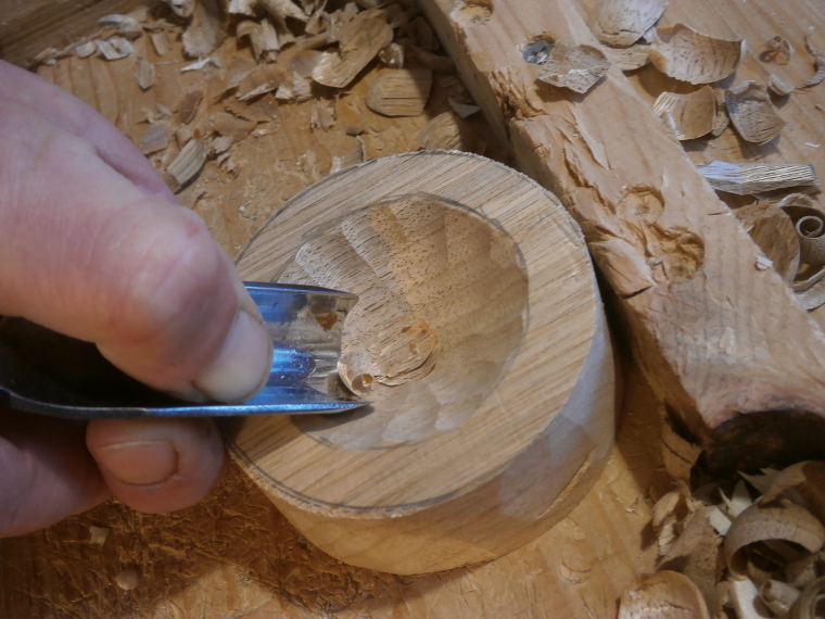 Как вырезать ровный круг из дерева. мастер вырезает идеальные круги лобзиком. как вырезать лобзиком из фанеры