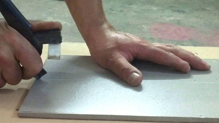 Инструкция: как резать плитку стеклорезом