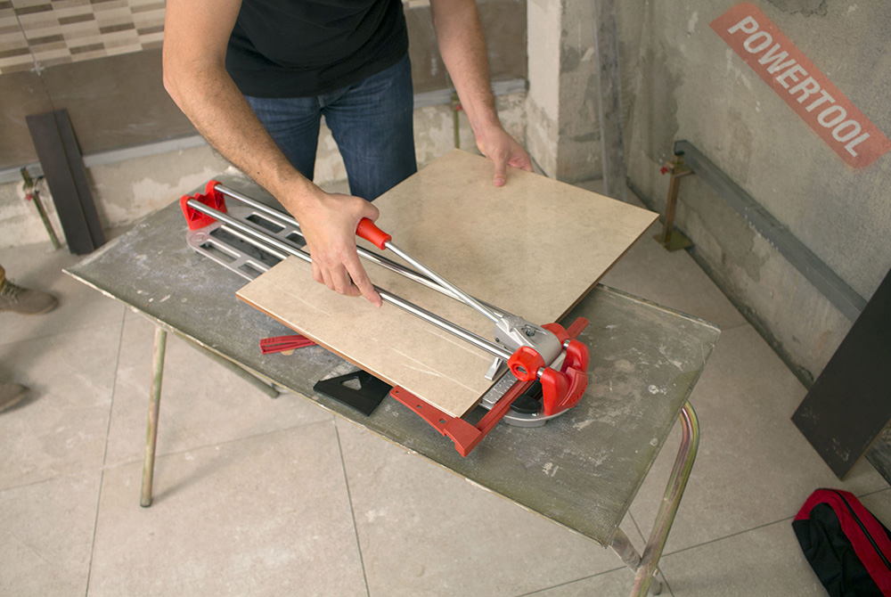 Как резать плитку ручным плиткорезом: принцип работы, инструкция по применению, видео