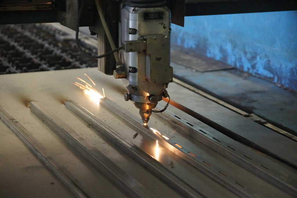 Лазерная резка листового металла: технологии, преимущества, особенности