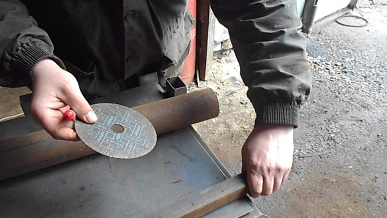 Как обрезать ровно трубу большого диаметра болгаркой