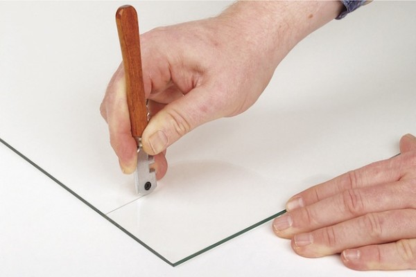 Как резать плитку стеклорезом: 3 важных этапа при проведения работ