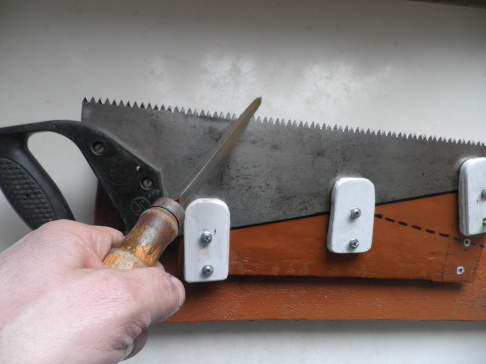 Как наточить ножовку в домашних условиях? зачем нужно ее точить? как правильно заточить ручную модель по дереву напильником своими руками?