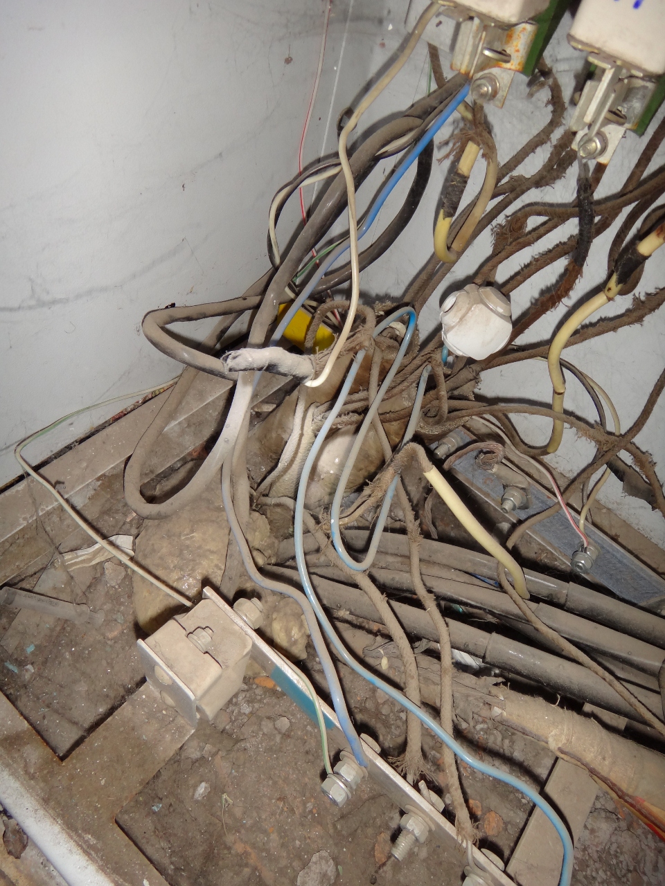 Какой кабель использовать для проводки в квартире и доме: марка, сечение, негорючий