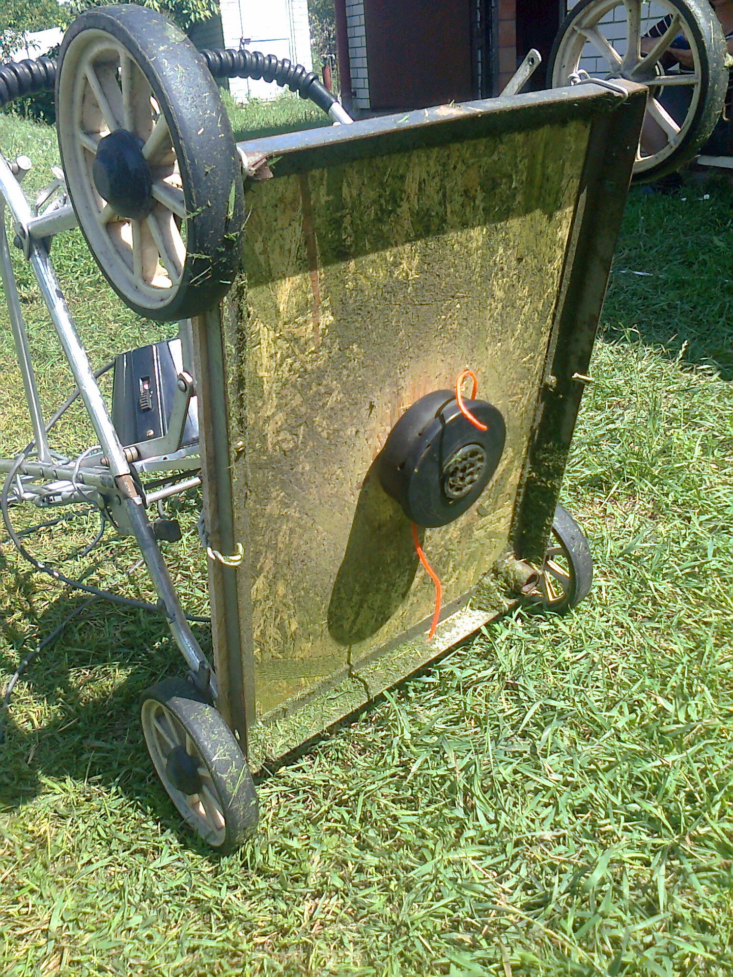 Газонокосилка своими руками (33 фото): самодельная электрическая косилка из болгарки. как сделать газонокосилку из двигателя от стиральной машины и триммера?