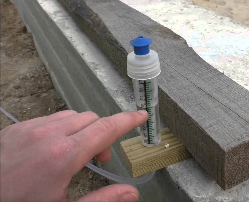 Как пользоваться водяным уровнем: настройки простейшего водяного уровня, как правильно пользоваться жидким уровнем при строительстве фундамента