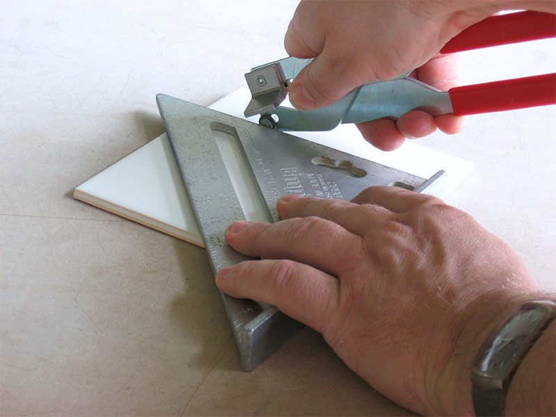 Как правильно резать плитку плиткорезом?