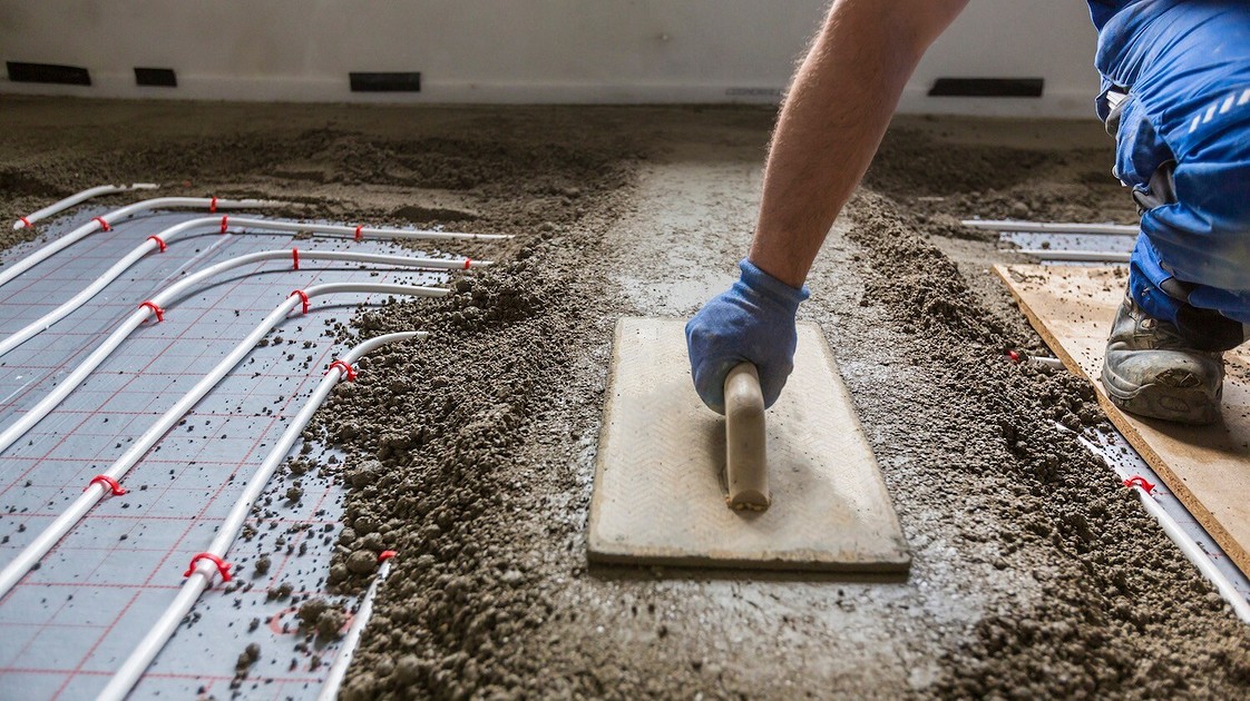 Стяжка под теплый пол – толщина минимальная и максимальная, приготовление цементного (бетонного) раствора, выбор сухой или полусухой смеси, видео