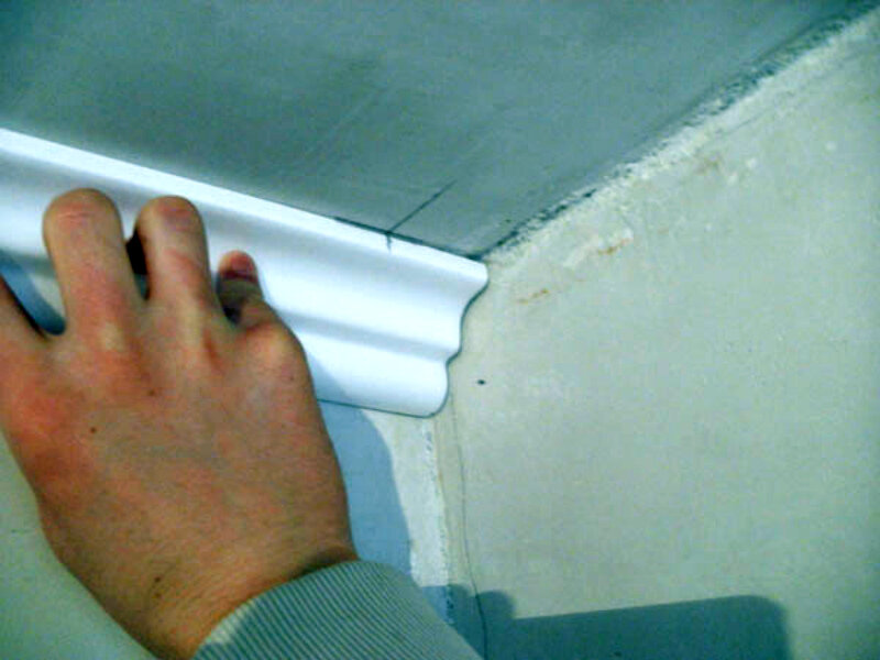 Как резать углы потолочного плинтуса: видео-инструкция, фото