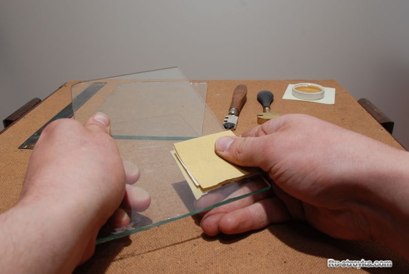 Как правильно резать стекло стеклорезом в домашних условиях? | строительные материалы