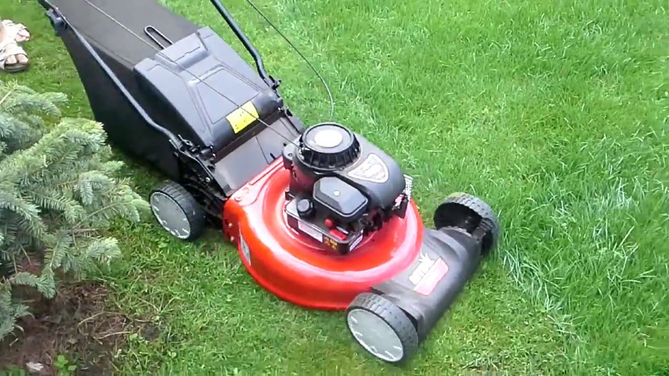 Устройство и неисправности газонокосилки электрической: как пользоваться, что делать если не включается, можно ли косить мокрую траву, можно ли мыть ее водой?