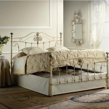 Дизайн спальни с кованой кроватью – секреты оформления