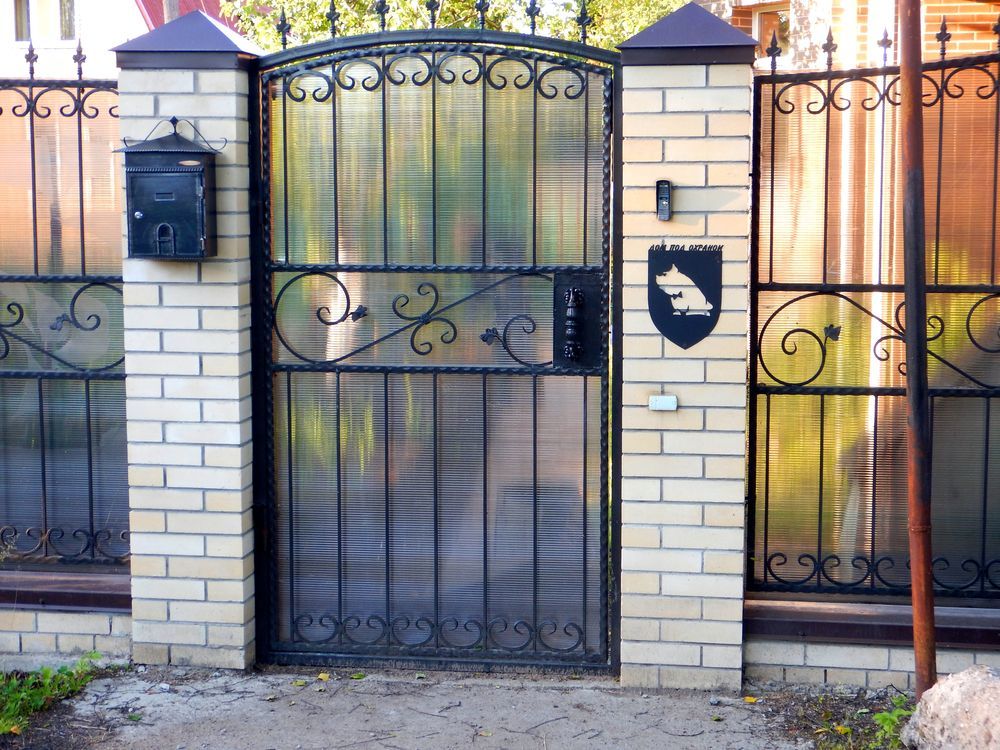 Кованые ворота с калитками: для частного дома, с забором и другие виды, художественная и холодная ковка, рисунки и образцы, фото и видео