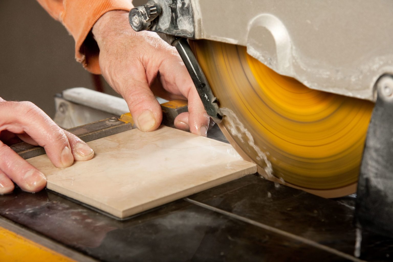 Как резать плитку плиткорезом?