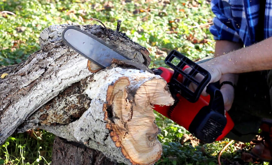 Как пилить бензопилой деревья правильно и ровно? советы по резке дерева от лесопилов +видео